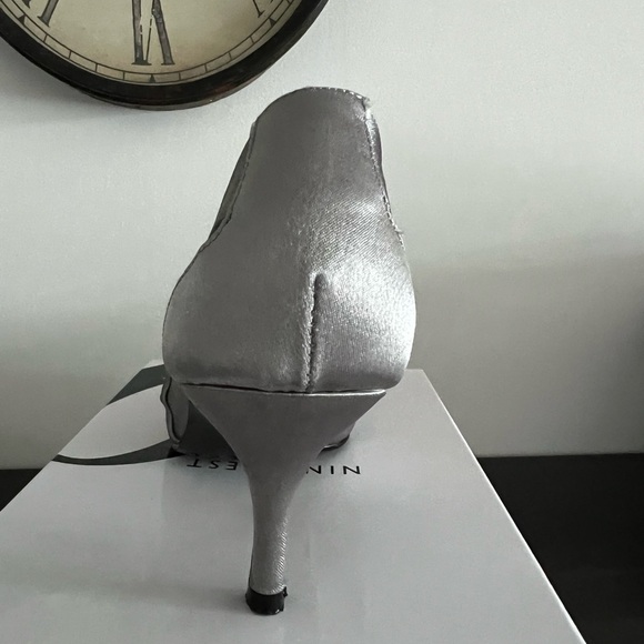 Nine West beautiful ladies pewter satin dress shoe - Picture 6 of 10